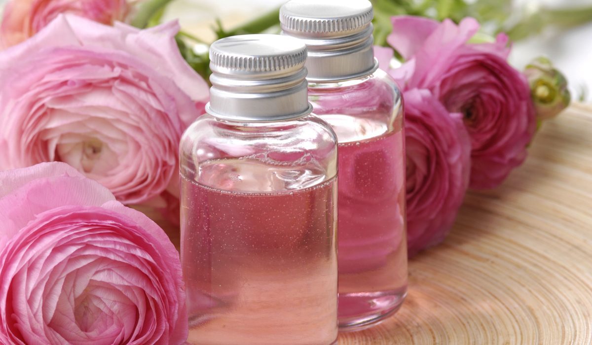 el agua de rosas sirve como fijador de maquillaje