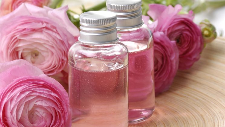 Fijación y Frescura: El Agua de Rosas como Aliado del Maquillaje