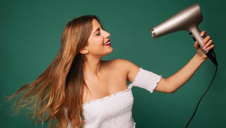 Mengeringkan Rambut Alami dan Hair Dryer: Pilih yang Terbaik
